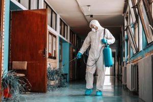 Agent de Cleanyou réalisant une désinfection à Lille dans les Hauts-de-France. Cleanyou est spécialisé dans les prestations de désinfection de logement, désinfection après décès et désinfection Diogène